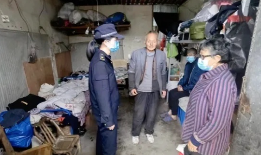 法也容情，爱暖人心