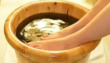 手脚冰凉如何调理女性，喝中药调理和食疗改善效果好