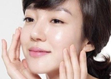 如何养好素颜肌？女孩临睡前的护肤好习惯完成皮肤素颜美