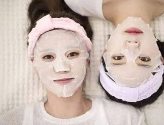 如何养好素颜肌？女孩临睡前的护肤好习惯完成皮肤素颜美